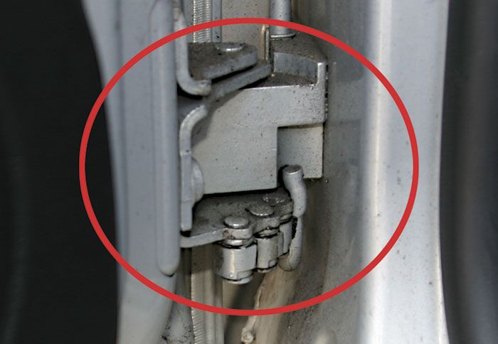 Ελέγξτε τα σημεία πρόσδεσης των θυρών με το αμάξωμα. Συχνά μαρτυρούν το παρελθόν του αυτοκινήτου...